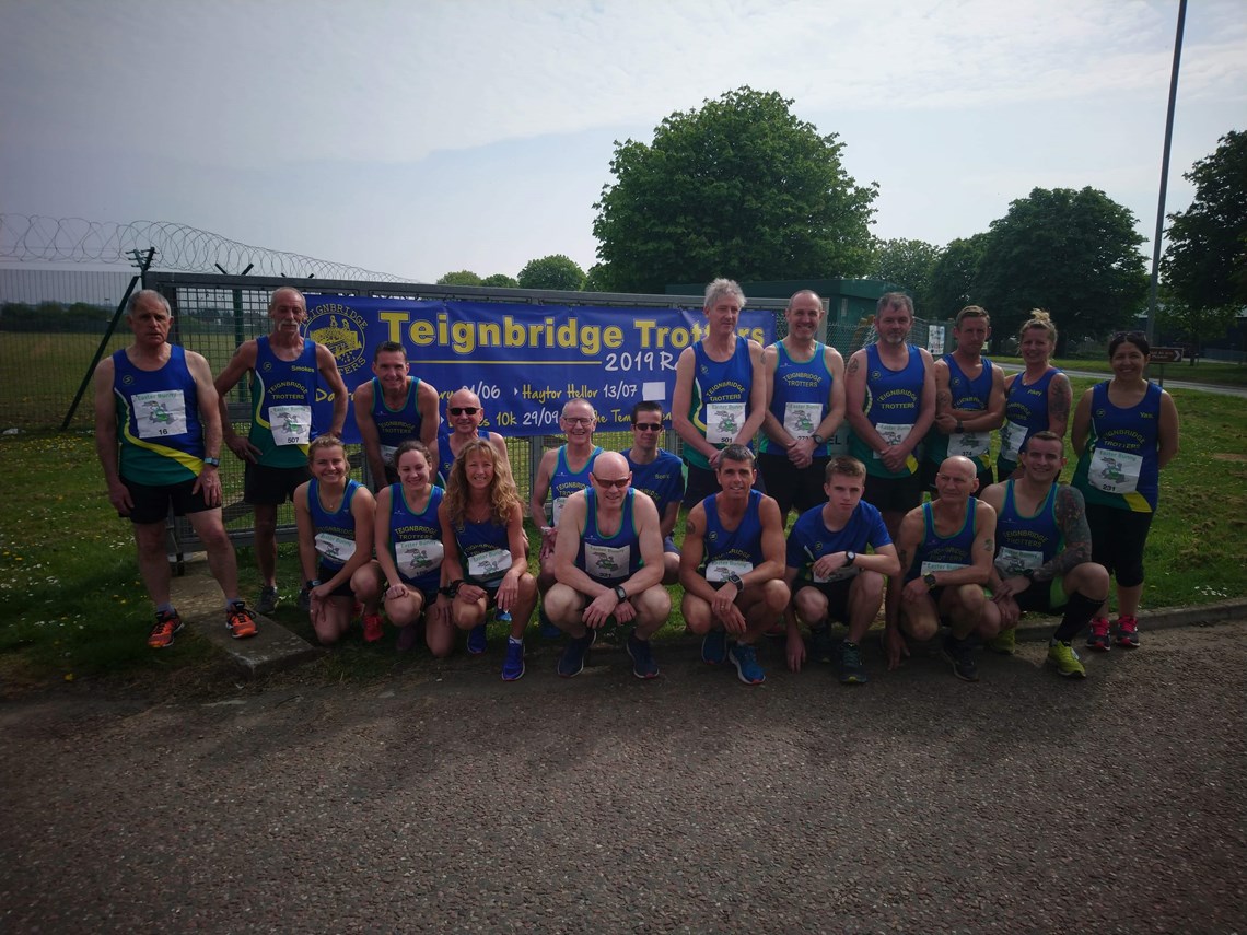 teignbridge trotter team photo before easter bunney 10k.jpeg