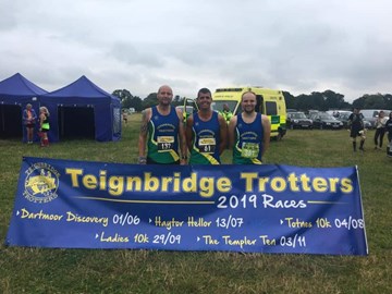 trotters stand to attention before moreton marathon and 10 miler.jpg