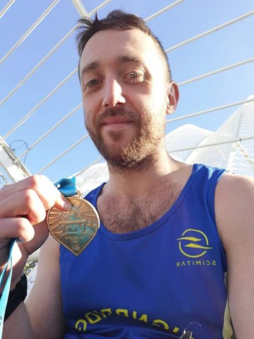 joe hornsby proudly displays his valencia marathon and new pb.jpg