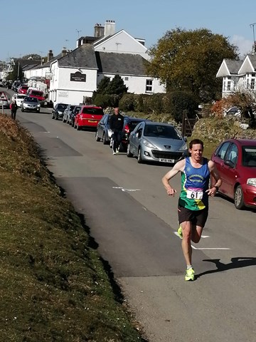 kris ward storming down the clearbrook hill at the start of his marathon bid.jpeg