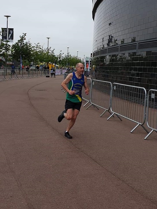 julian scanes approaching stadium mk marathon finish.jpg